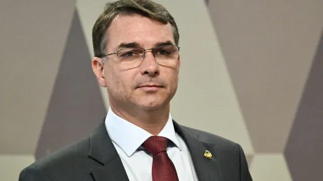 Flávio Bolsonaro reativa sua base após crise interna e mudanças na equipe