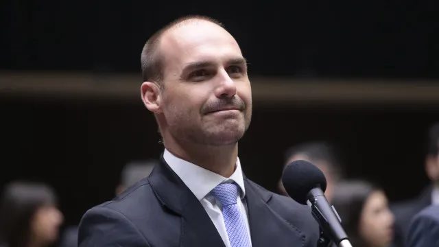 Eduardo Bolsonaro apoia Júlia Zanatta como vice na chapa de Flávio