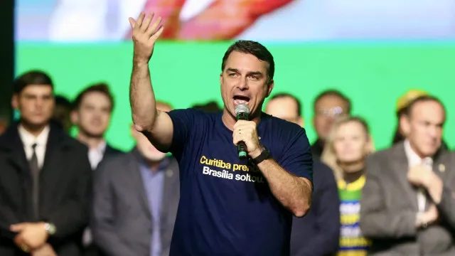 Flávio Bolsonaro defende Bolsa Família e critica preconceitos sociais