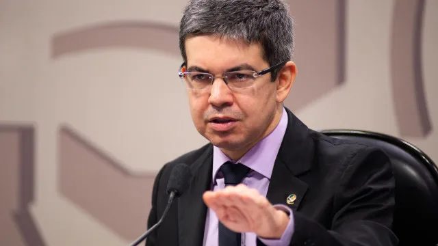 Randolfe Rodrigues suspende evento de pré-campanha no Amapá