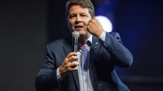Mario Frias grava música e participa de sessão na Câmara no mesmo dia