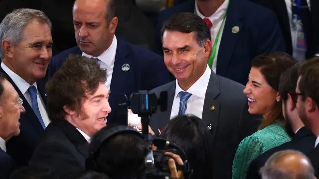 Milei recebe Flávio e declara apoio à candidatura no Brasil