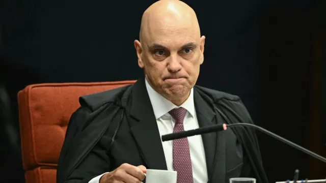 Moraes libera depoimento de Bolsonaro sobre arma apreendida