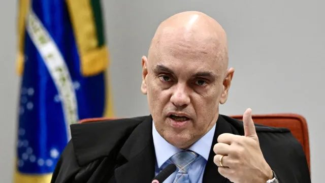 Moraes libera visitas de Flávio, netas e nora a Bolsonaro