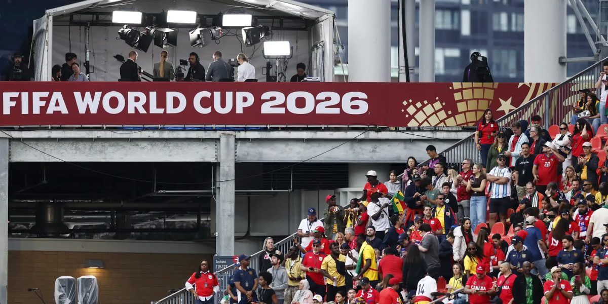 Paixão pelo futebol expõe população à publicidade de bets, alerta Idec
