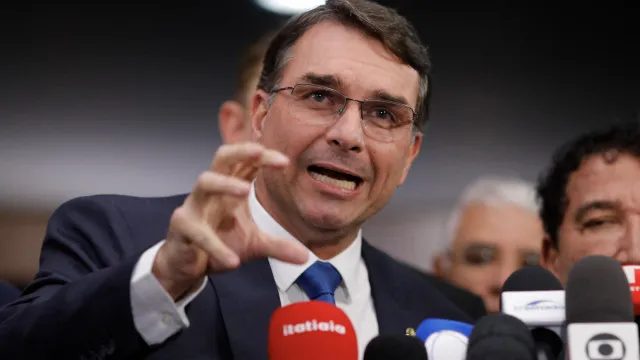 Rejeição de Flávio Bolsonaro atinge 52% em nova pesquisa