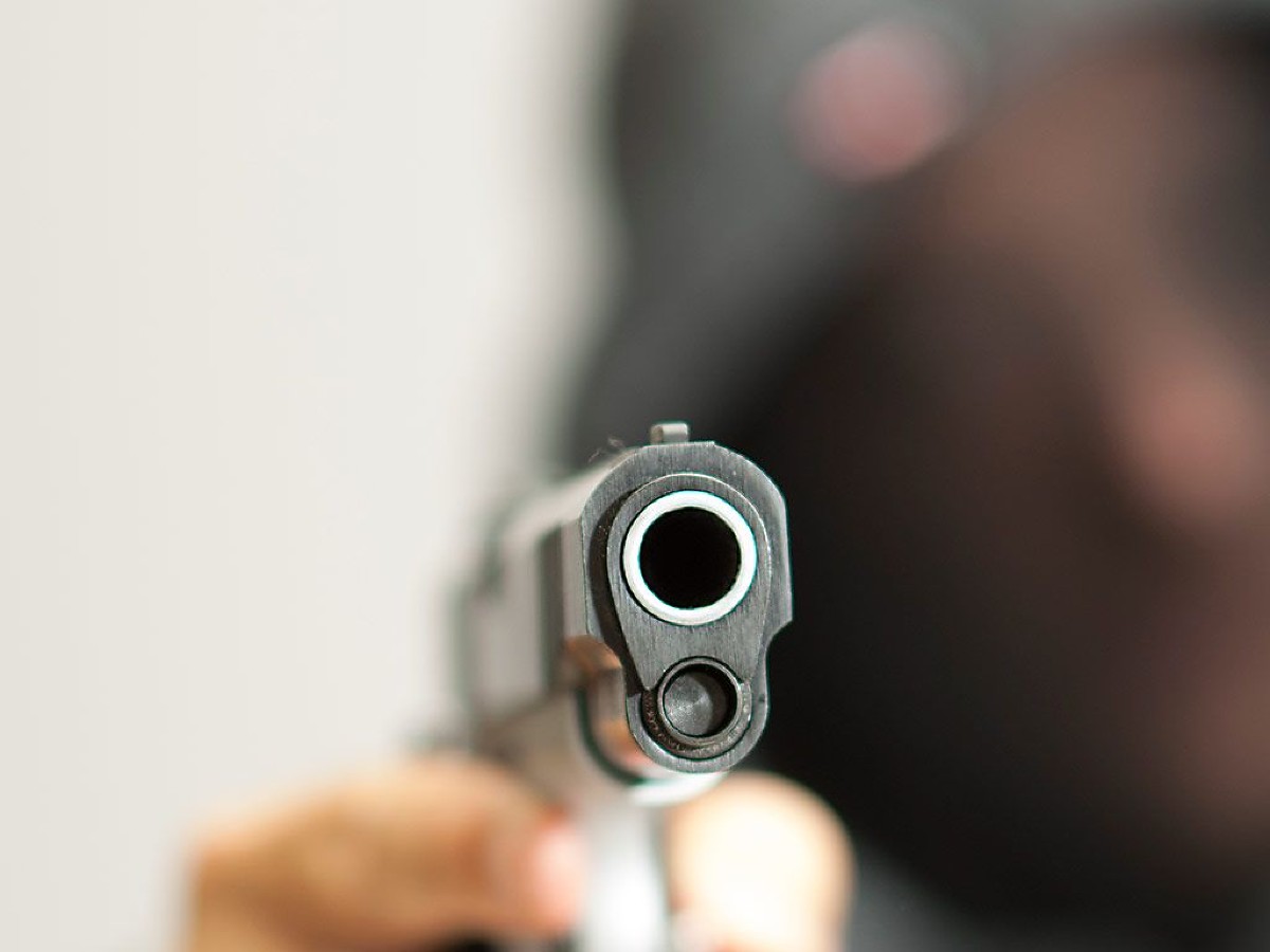 Dupla é presa após tentativa de homicídio, troca de tiros e apreensão de arma e droga em Cáceres