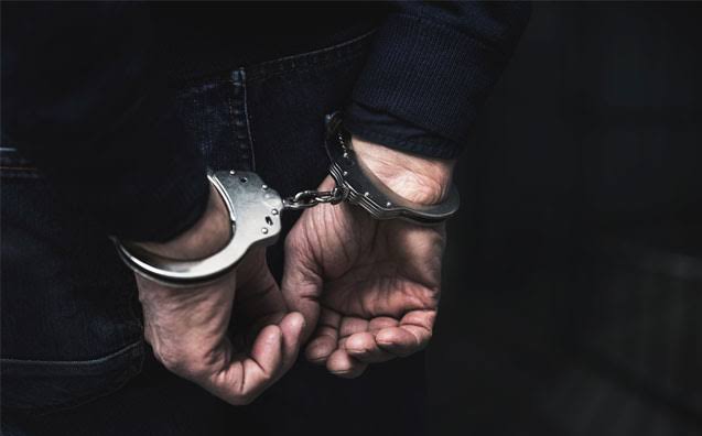 Homem é preso por ameaçar ex-companheira com faca e é encontrado com dois mandados de prisão em aberto em Cáceres