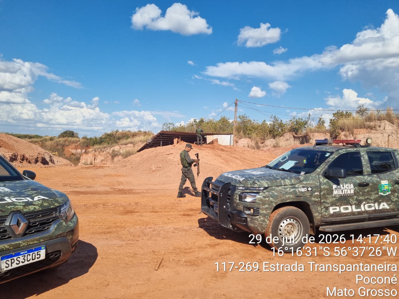 CRIME AMBIENTAL: Polícia Militar fecha garimpo ilegal e apreende máquinas