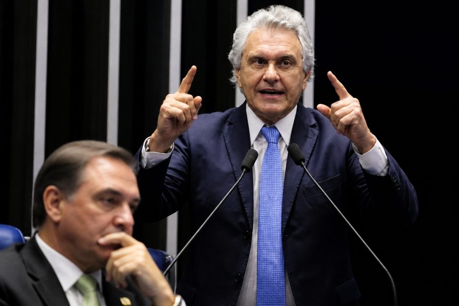 Caiado critica Flávio Bolsonaro por suposta conspiração econômica
