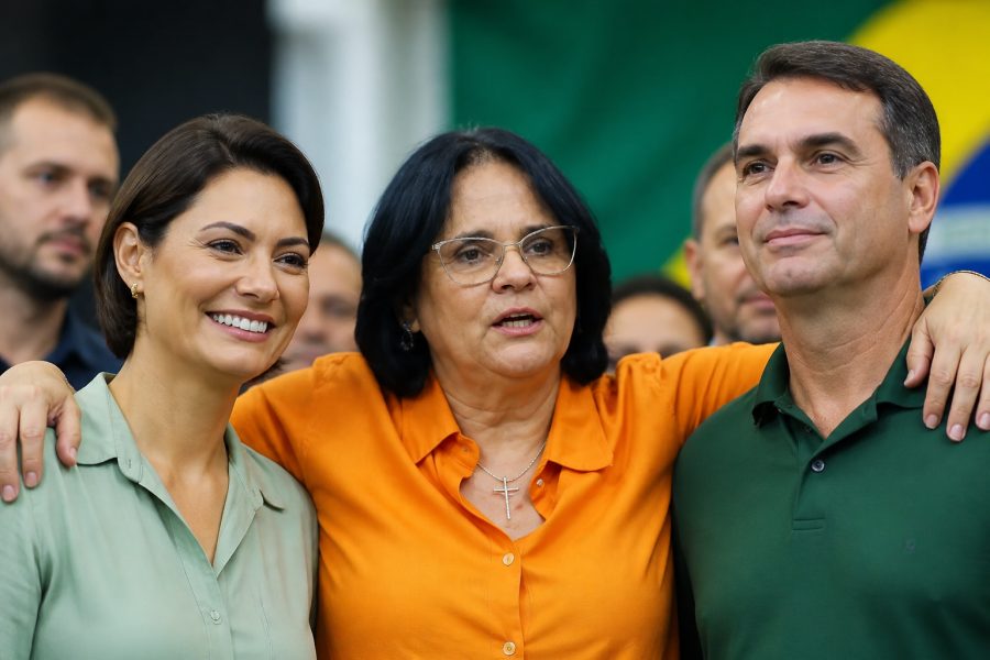 Damares Alves apoia Michelle Bolsonaro e reafirma Flávio como pré-candidato