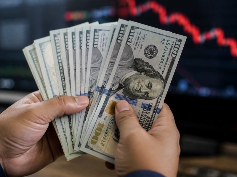 Dólar se mantém em R$ 5,08, mas registra queda semanal de 0,58%
