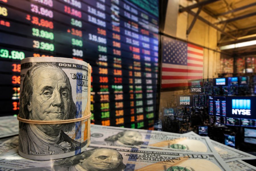 Dólar atinge R$ 5,11 e Ibovespa registra leve queda em meio a tensões globais