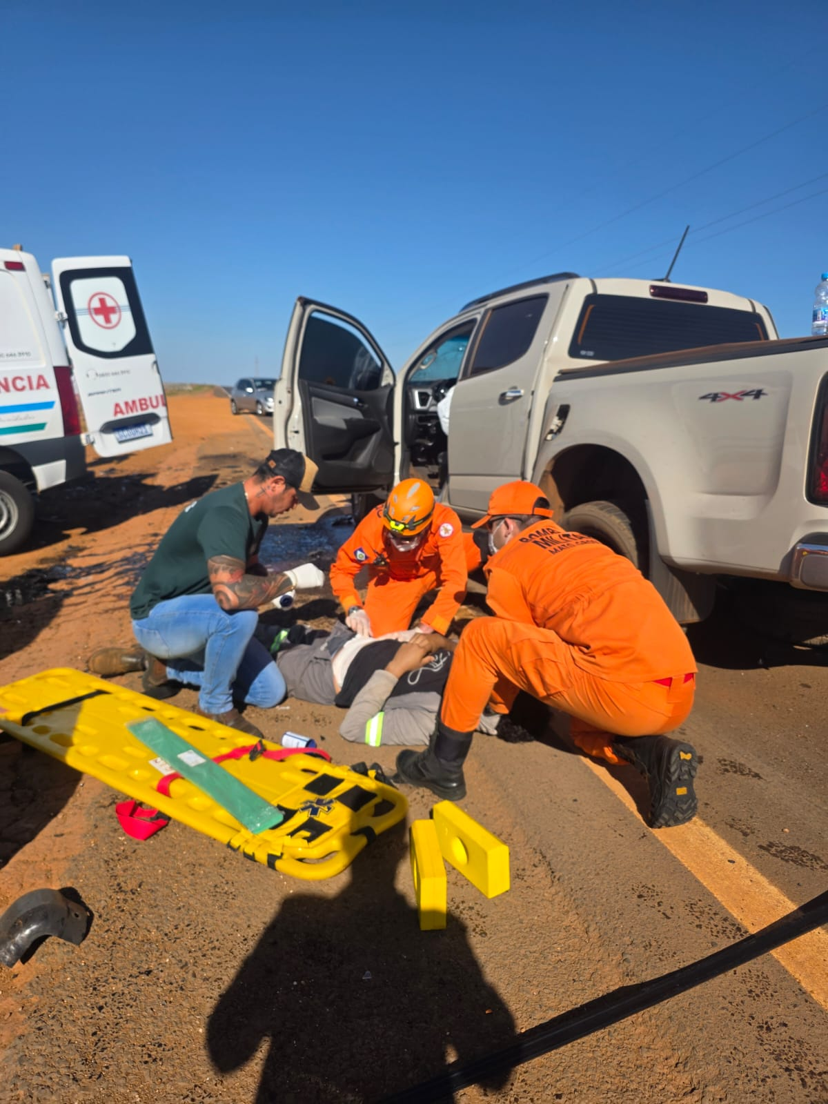 Colisão entre duas camionetes deixa três feridos em MT