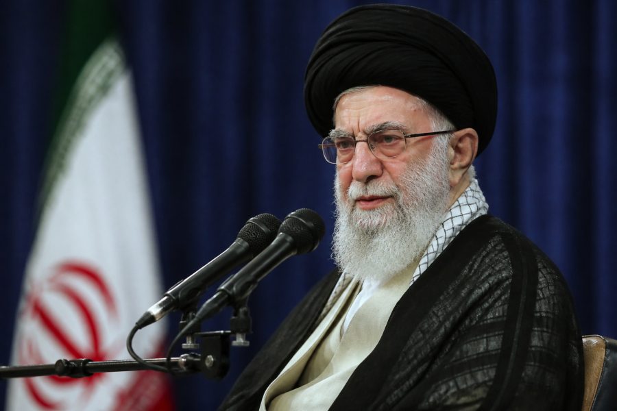 Líder iraniano promete vingança pela morte do pai após ataque dos EUA