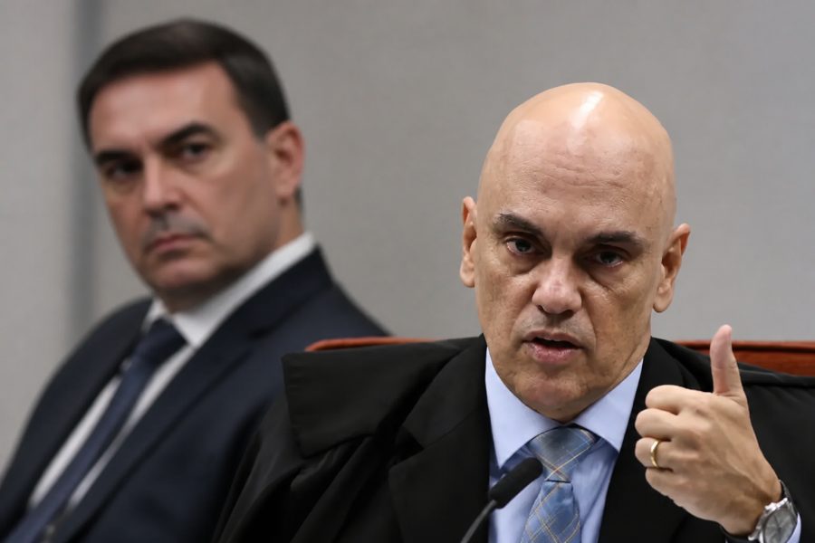 Moraes proíbe visitas de Flávio Bolsonaro a seu pai por 90 dias