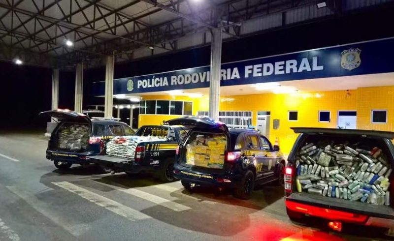 PRF apreende 2,4 toneladas de drogas escondidas em caminhão na BR-070