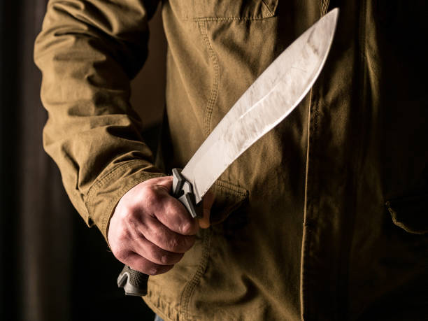 Homem ataca dois com garrafas quebradas e vai à UPA com facão em Rondonópolis;