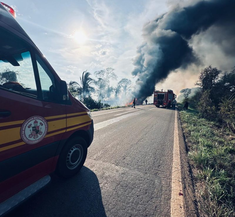 Caminhoneiro e esposa escapam da morte após carreta sair da pista e pegar fogo